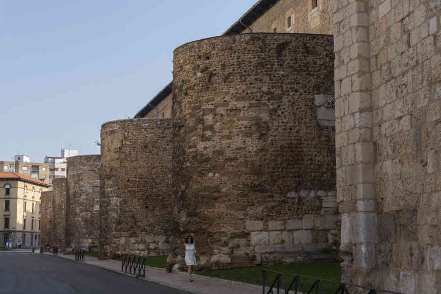 León 070 - muralla Romana.jpg